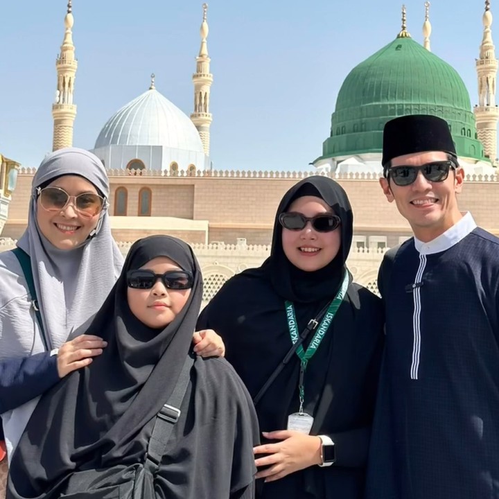 <p>Disertai niat dan doa yang kuat, Adrian berserta sang istri berjuang untuk menabung agar dapat berangkat umrah bersama keluarga. "Setelah ikhtiar disertai niat yang kuat, doa setiap saat, terus berjuang ‘memantaskan diri’ dan menabung, akhirnya di tahun 2024 ini, atas IZIN ALLAH, kami umrah sekeluarga," ujarnya. (Foto: Instagram @adrianmaulana @dessyilsanti)</p>
