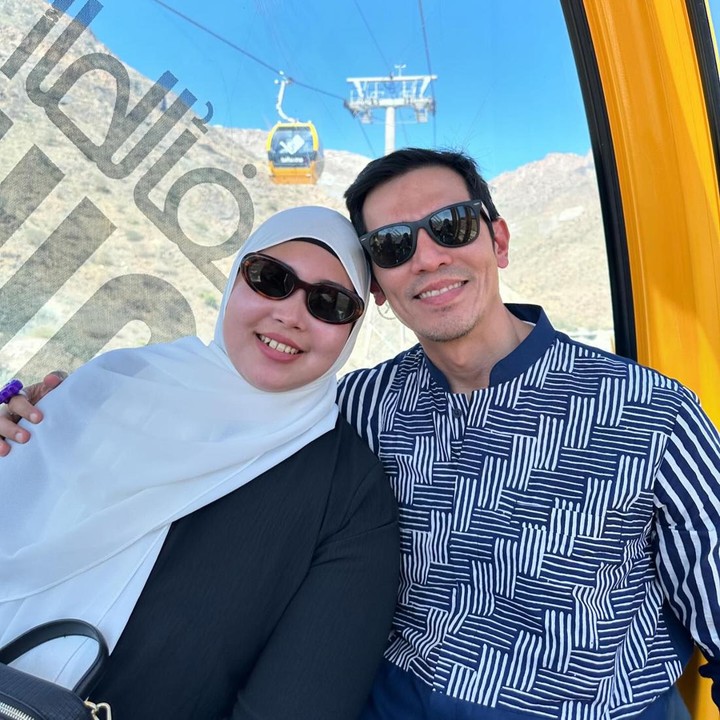 <p>Adrian bercerita, ini merupakan momen pertamanya dengan Dessy pergi bersama ke Baitullah. "Setelah 23 tahun hidup bersama, ini adalah PERTAMA KALI kami umrah bareng sekeluarga. Tahun 2001 istri umrah dengan orangtuanya, 2007 saya umrah dengan orangtua saya, 2014 saya berangkat haji sendirian, 2015 istri berangkat haji sendirian," paparnya dalam sebuah unggahan di media sosial. (Foto: Instagram @adrianmaulana @dessyilsanti)</p>