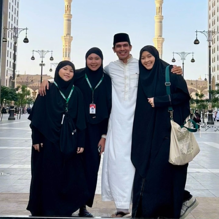 <p>Sang istri turut menyampaikan kebahagiaannya saat ia mendapatkan ajakan berangkat umrah bersama suami. Dessy tak lupa mendoakan agar netizen juga bisa berkesempatan pergi ke Tanah Suci. "Ajakan terbaik.. 'Kita pergi Umroh yuk' Ya gak siih? InsyaAllah teman-teman juga segera akan mendapatkan ajakan seperti itu ya. Aamiin Yaa Robbal’aalamiin," tulisnya. (Foto: Instagram @adrianmaulana @dessyilsanti)</p>