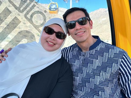 7 Potret Adrian Maulana Umrah Pertama Kali Bersama Keluarga Lengkap setelah Menikah 23 Th