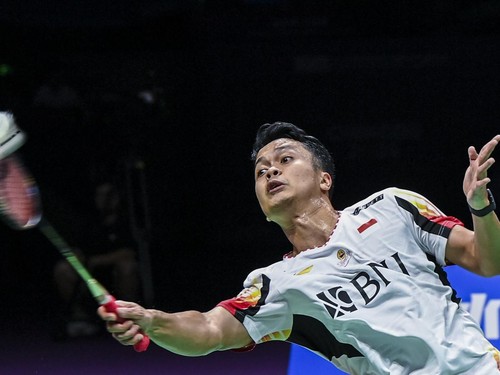 Momen Popov Bantu Ginting yang Terpincang-pincang di Kejuaraan Dunia
