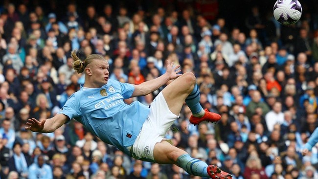 Erling Haaland mencetak empat gol dan mengantar Manchester City menang atas Wolves. The Citizens pun terus pepet Arsenal di klasemen Liga Inggris.