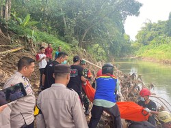 Mayat Wanita Telanjang Mengambang di Sungai Mungkung Sragen