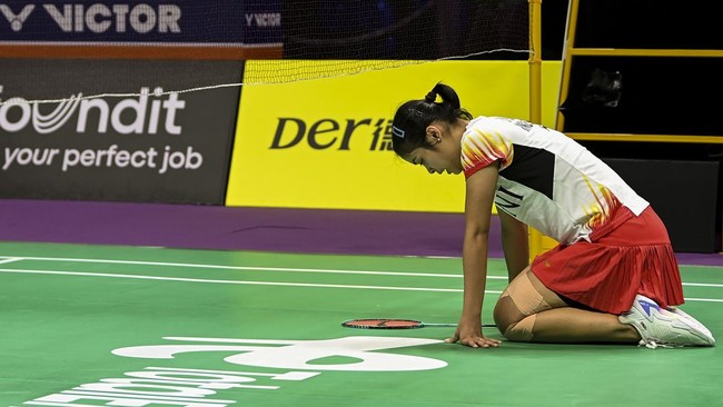 Gregoria Mariska Tunjung minta maaf usai tim badminton putri Indonesia keluar sebagai runner up Uber Cup 2024 setelah kalah dari China di final, Minggu (5/5).