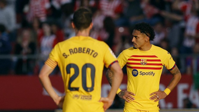 Barcelona menelan kekalahan dari Girona dalam laga Liga Spanyol, Minggu (5/5) dini hari WIB. Hasil itu membuat Real Madrid jadi juara La Liga Spanyol musim ini.