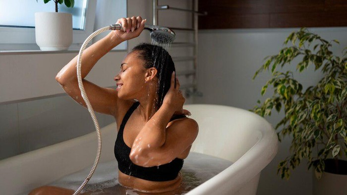 Ilustrasi Seseorang Sedang Mandi/Foto: freepik.com/freepik