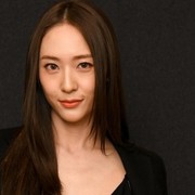 Hadiri Ralph Lauren's Runway Show di New York, Krystal Jung Tampil Menawan dengan Outfit Serba Hitam