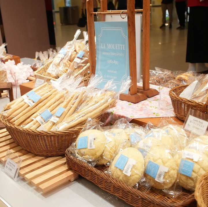 <p>Bunda yang menyukai makanan manis juga bisa berburu aneka <em>dessert</em> dan roti khas Jepang. Selain <em>sando,</em> Bunda juga bisa menemukan <em>melon pan</em> yang lembut dan manis di sini. (Foto: Dok. Oishiwa Transmart)</p>