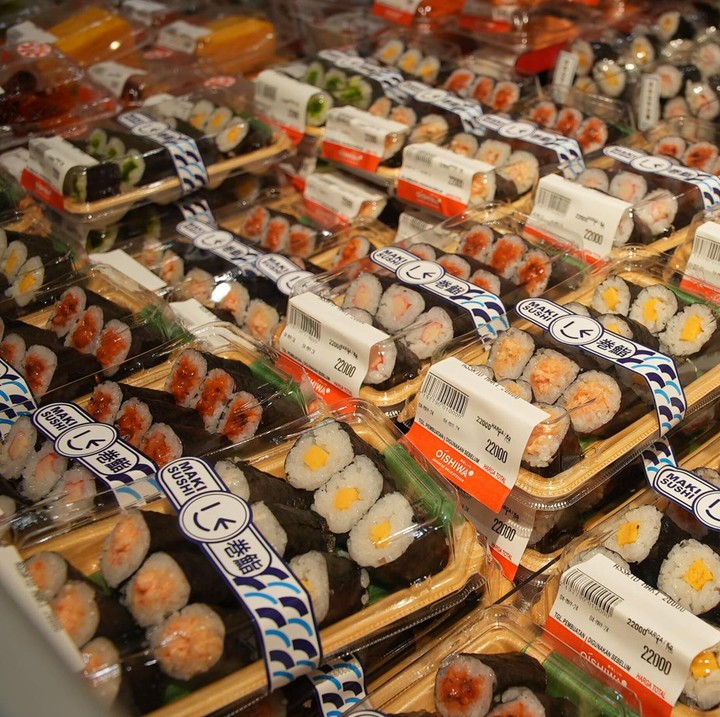 <p>Belum afdol rasanya kalau tak berburu sushi di restoran Jepang, ya? Di sini, ada berbagai macam varian sushi yang memakai bahan baku segar dan dijual dengan harga terjangkau. (Foto: Dok. Oishiwa Transmart)</p>