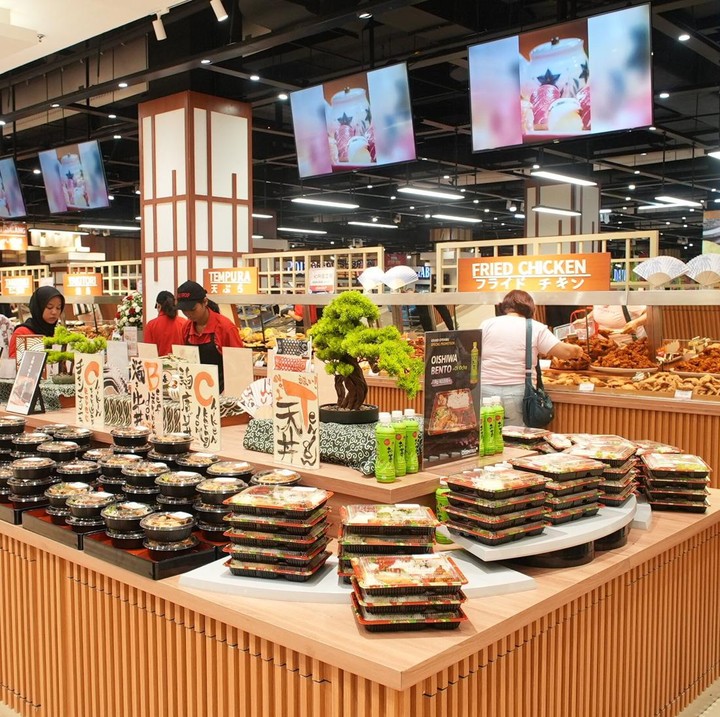 <p>Para pelanggan dapat menemukan berbagai kuliner populer Jepang mulai dari <em>appetizer</em> hingga <em>dessert.</em> "Kami menghadirkan pengalaman makan makanan Jepang yang autentik kepada seluruh pelanggan, termasuk kuliner viral saat ini seperti <em>Japanese fruit sandwich</em> atau <em>sando,"</em> ucap Shohei Kuroda, Mitsui Partner of CT Corp, Retail F&B Business dalam keterangan rilisnya. (Foto: Dok. Oishiwa Transmart)</p>