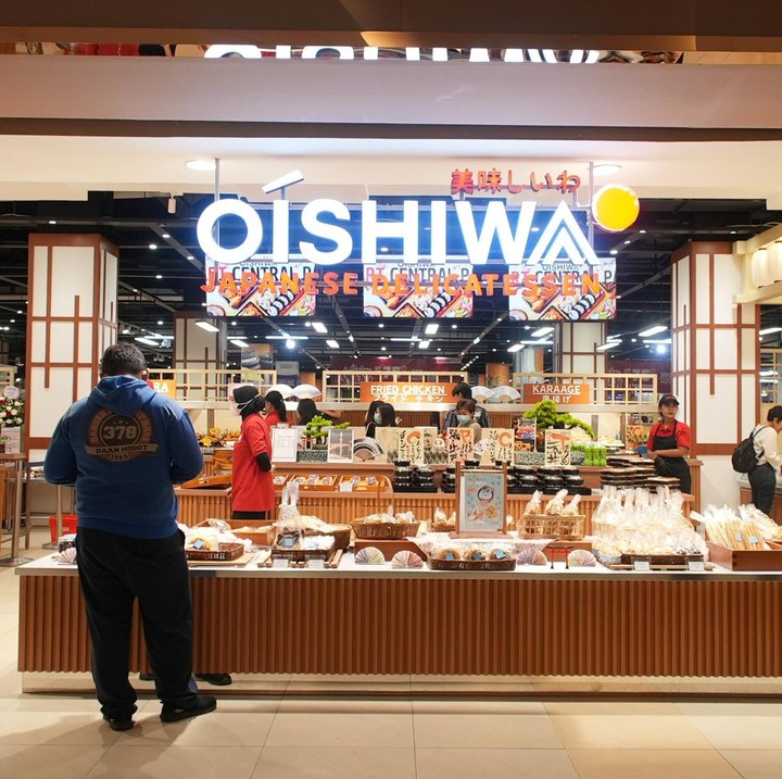 <p>Ada kabar gembira untuk penggemar kuliner Jepang. Oishiwa Japanese Delicatessen kini hadir di Transmart Central Park Mall, Jakarta Barat. Bunda dapat merasakan cita rasa kuliner Jepang autentik di restoran dengan konsep <em>eat-in</em> ini. (Foto: Dok. Oishiwa Transmart)</p>