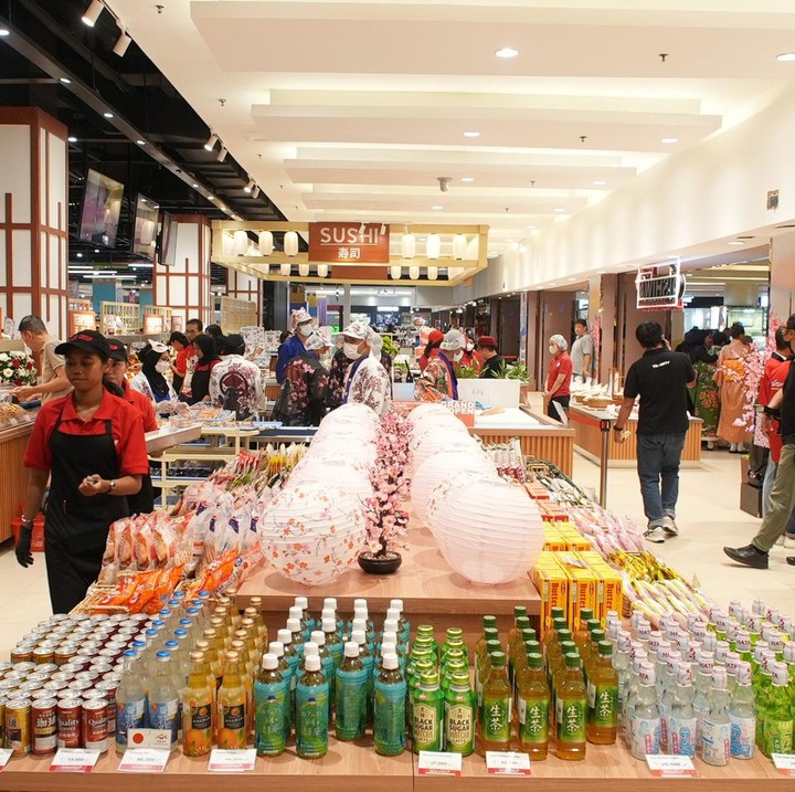 <p>Enggak cuma makanan, Oishiwa Japanese Delicatessen juga menawarkan aneka produk minuman khas 'Negeri Sakura'. Menarik ya, Bunda? (Foto: Dok. Oishiwa Transmart)</p>