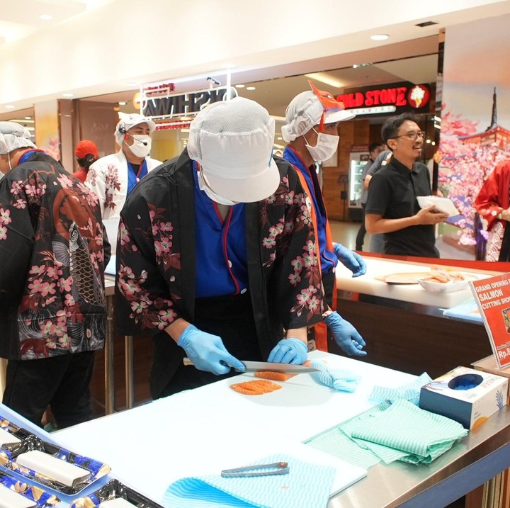 <p>Selain dapat memilih langsung di etalase, Bunda juga dapat melihat secara langsung proses masak atau<em> live cooking</em> oleh para <em>chef</em> profesional, lho. (Foto: Dok. Oishiwa Transmart)</p>