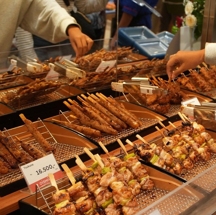 <p>Jangan lupa mampir ke area yang menawarkan <em>yakitori,</em> aneka sate khas Jepang. Selain itu, ada menu menarik lainnya seperti<em> tempura, gyoza, bento, donburi</em>, hingga <em>oden.</em> (Foto: Dok. Oishiwa Transmart)</p>