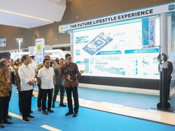 Booth PLN di PEVS Dikunjungi Jokowi, Dirut Paparkan Kesiapan Ekosistem EV
