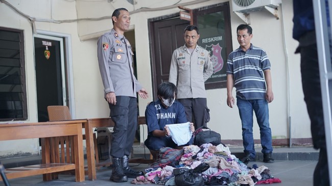 Penjual siomay bernama Jeri (31) ditangkap warga saat mencuri 3 celana dalam di indekos Banyumanik. Saat rumahnya digeledah, aparat mendapati 675 celana dalam.