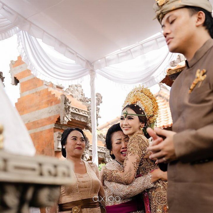 <p>Acara berlangsung dengan sangat syahdu, Bunda. "Dalam pelaksanaan Dharma Suaka, calon mempelai pria meminta izin meminang (ngidih) pada keluarga calon mempelai wanita untuk melangkah ke jenjang selanjutnya," ujar mereka. (Foto: Instagram @rfasmusic @rizkyfbian)</p>