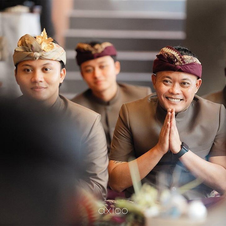 <p>Acara tersebut juga dihadiri oleh Ayah Rizky, yaitu Sule. Upacara adat tersebut menjadi pembuka rangkaian prosesi lainnya sebelum Mahalini dan Rizky Febian melangkah ke pelaminan. "Ini adalah acara mepamit, pamitan dari keluarga dan leluhurnya Mahalini karena akan berpindah agama dan sudah diizikan dan diperbolehkan menikah secara agama kami nanti di Jakarta," ucap sang Ayah Sule dikutip dari YouTube SL Media. Kita doakan semoga semuanya berjalan dengan lancar, ya. (Foto: Instagram @rfasmusic @rizkyfbian)</p>