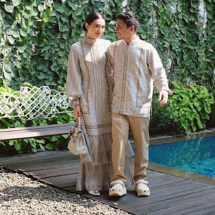 <p>Raditya Dika dan Anissa Aziza baru saja merayakan hari ulang tahun pernikahan mereka, Bunda. Pasangan ini telah membangun rumah tangga selama enam tahun sejak 5 Mei 2018. (Foto: Instagram @anissaaziza)</p>