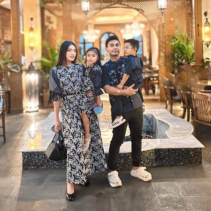 <p>Dari pernikahan tersebut, Raditya Dika dan Anissa Aziza telah mengemban amanah Tuhan sebagai orang tua dari dua anak. (Foto: Instagram @anissaaziza)</p>