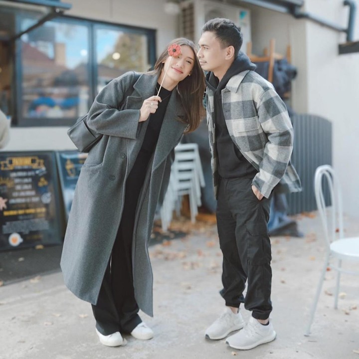 <p>Keduanya juga kerap mengabadikan potret bak pasangan di drama Korea romantis, lho. Pada hari ulang tahun pernikahan mereka, Anissa mengenang tentang hubungan ia dan Raditya yang sudah terjalin beberapa tahun sebelum menikah. "Baru 6 tahun pernikahan tapi sudah 11 tahun bareng-bareng," tulisnya. (Foto: Instagram @anissaaziza)</p>