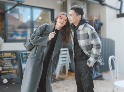 7 Potret Kebersamaan Komika Raditya Dika dan Selebgram Anissa Aziza setelah 6 Th Menikah