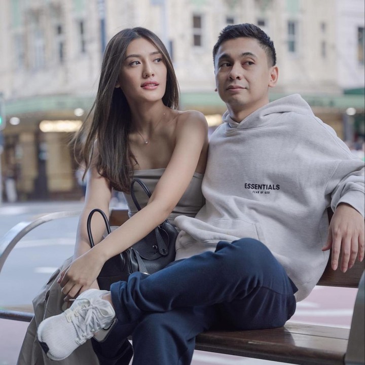 <p>Raditya Dika dan Anissa Aziza merupakan pasangan artis yang romantis. Keduanya tetap lengket dan harmonis di usia pernikahan yang ke-6. (Foto: Instagram @anissaaziza)</p>