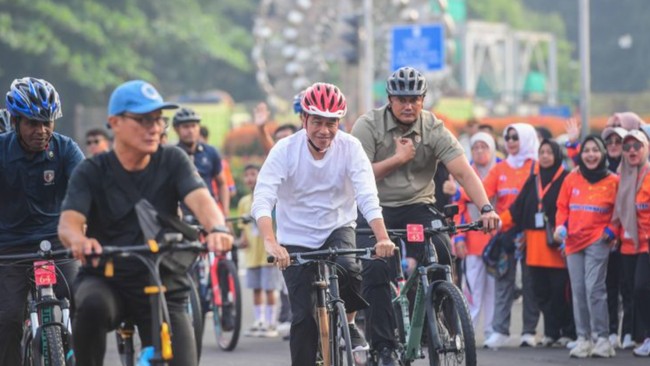 Jokowi ingin membenahi kekurangan dokter dan dokter spesialis dengan menggencarkan pendidikan dokter, dan memenuhi pendistribusian ke luar Jawa.