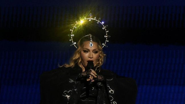 Konser Madonna yang digelar secara gratis di Pantai Copacabana, Rio de Janeiro, dinilai mendongkrak perekonomian lokal Brasil.