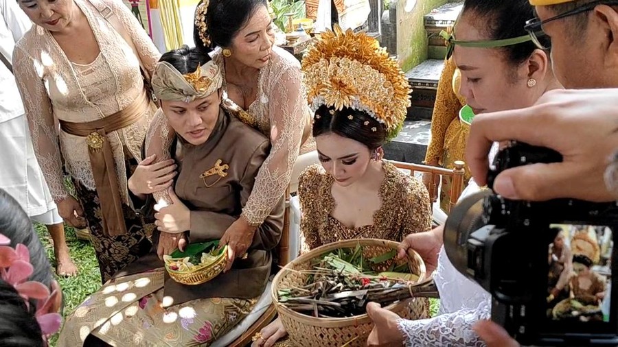 Rizky Febian mendampingi Mahalini saat prosesi mepamit menjelang pernikahan keduanya. Prosesi ini digelar di kediaman Mahalini di kawasan Tibubeneng, Kuta Utara, Badung, Bali, Minggu (5/5/2024). (Foto: Istimewa)