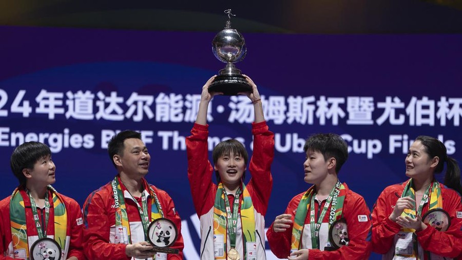 Uber Cup 2024 China's Chen Yu Fei holds up the Uber Cup after leading Team China 3-0 to win over Team Indonesia in the final of the Uber Cup held in Chengdu in southwestern China's Sichuan Province, Sunday, May 5, 2024. (AP Photo/Ng Han Guan)