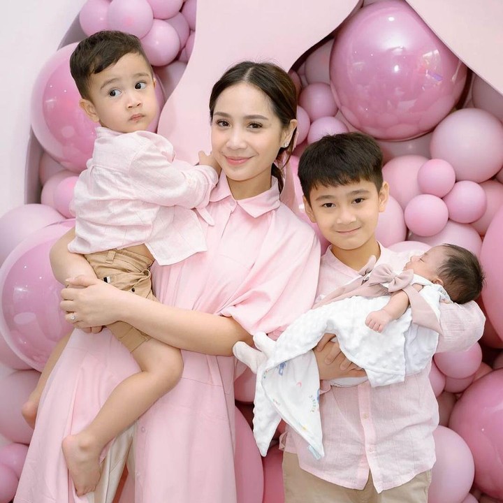 <p>"Walaupun buram saja kelihatannya Lily cantik sekali," kata seorang netizen dengan emotikon hati. "Semoga besarnya nanti ngerti sama orang tua dan jadi anak baik ya Lily," ujar netizen lainnya. (Foto: Instagram: @raffinagita1717)</p>