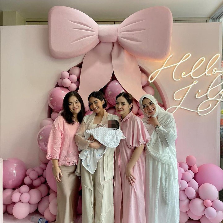 <p>Belum lama ini, Raffi dan Nagita Slavina turut mengadakan acara aqiqah untuk baby Lily. Acara itu digelar meriah dengan nuansa merah muda. (Foto: Instagram: @rieta_amilia)</p>