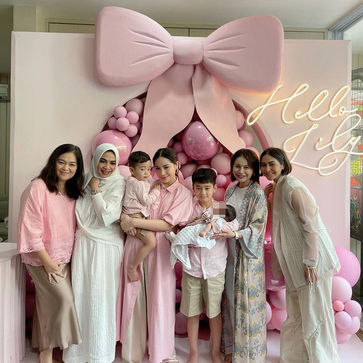 <p>Kehadiran baby Lily tentu menjadi pelengkap kebahagiaan Raffi Ahmad dan Nagita Slavina. Keduanya pun kerap mengunggah momen kebahagiaan bersama baby Lily pada laman Instagram-nya. (Foto: Instagram: @rieta_amilia)</p>