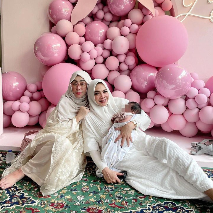 <p>Tidak hanya Raffi Ahmad dan Nagita Slavina, sosok baby Lily juga menarik perhatian orang tua Raffi dan Nagita nih, Bunda. Terlihat Rieta Amilia dan Amy Qanita turut mengabadikan momen dengan baby Lily. (Foto: Instagram: @rieta_amilia)</p>