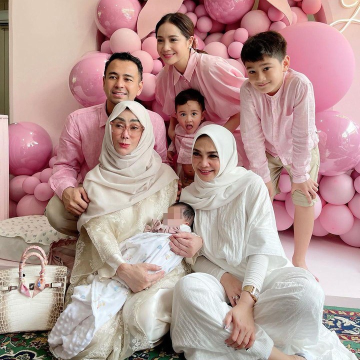 <p>Banyak netizen yang dibuat gemas dengan sosok baby Lily ini. Meski wajah Lily belum sepenuhnya diperlihatkan, tidak sedikit yang mengatakan Lily memiliki paras yang sangat cantik. (Foto: Instagram: @rieta_amilia)</p>