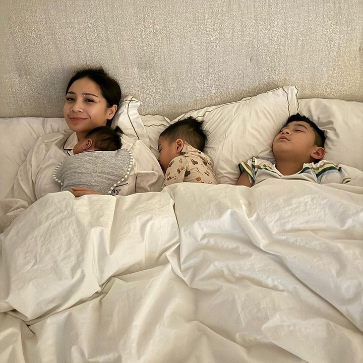 <p>Nagita Slavina dan Raffi Ahmad memutuskan untuk mengasuh seorang bayi perempuan, Bunda. Bayi yang diberi nama Lily ini disambut gembira oleh keluarga besar mereka, termasuk sang bunda Rieta Amalia dan juga adik Nagita, Chaca Tengker. (Foto: Instagram: @raffinagita1717)</p>