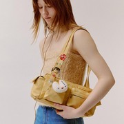 Tren Aksesori Tas Y2K Balik Lagi! Dikasih Banyak Gantungan, Mau Coba Ikutan?