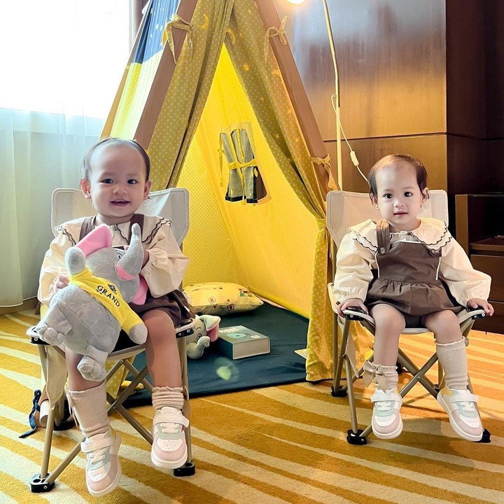 <p>Sama seperti orang tua pada umumnya, Anisa dan sang suami kerap mengunggah potret perkembangan anak-anaknya di media sosial. Si Kembar Almashira Atqiya Shanum dan Alshamira Afiza Shanum sudah bisa tampil di depan kamera dengan mengeluarkan senyuman manis mereka. (Foto: Instagram@anisarahma_2)</p>
