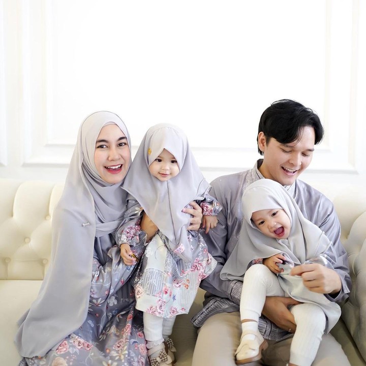 <p>Lantaran sudah bisa bergaya dan tampil ekspresif, Anisa dan suami juga tak jarang mengajak Alma dan Alsha ikut tren <em>dance challange</em> yang ada di media sosial Instagram dan TikTok, nih, Bunda. (Foto: Instagram@anisarahma_2)</p>