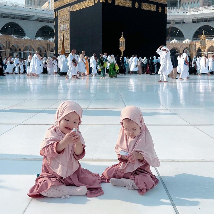 <p>Bahkan, personel <em>girl group </em>Cherrybelle ini juga sudah pernah mengajak kedua putrinya berkunjung ke Makkah. Hal itu diketahui langsung dari beberapa potret saat mereka pergi umrah pada September 2023 lalu. (Foto: Instagram@anisarahma_2)</p>