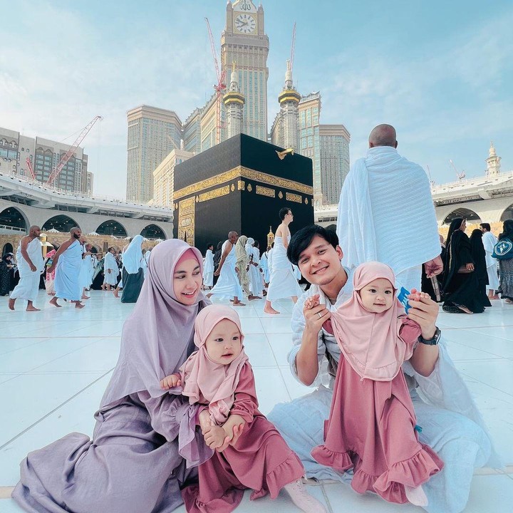<p>Dalam postingan tersebut, Anisa mengungkapkan rasa syukurnya yang telah diberi kesempatan melakukan ibadah ini bersama dengan keluarga. "Terima kasih ya Allah atas perjalanan ibadah yang membahagiakan ini, nikmat yang sungguh luar biasa," tulisnya, dikutip dari laman <em>Instagram@anisarahma_12.</em> (Foto: Instagram@anisarahma_2)</p>