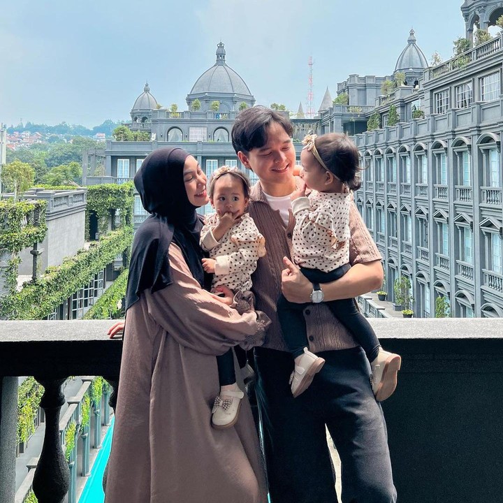 <p>Anisa dan Anandito juga selalu mengisi waktu luang mereka dengan mengajak anak kembarnya jalan-jalan. Seperti potret berikut ini. (Foto: Instagram@anisarahma_2)</p>