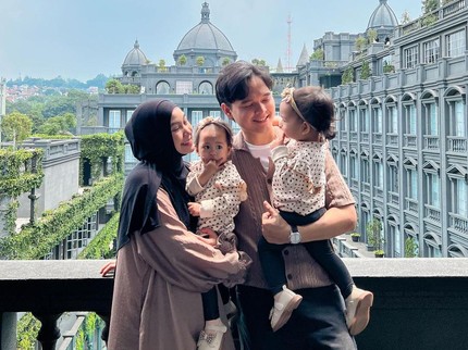 7 Potret Terbaru Anisa Rahma & Putri Kembarnya, Sudah Bisa Diajak Dance Challange Bun
