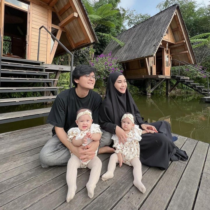 <p>Anisa Rahma dan sang suami, Anandito Dwis, baru saja membagikan beberapa potret terbaru kedua anak kembarnya yang kini telah berusia 1,5 tahun. Keduanya ternyata sudah bisa diajak <em>dance challange</em>, lho. (Foto: Instagram@anisarahma_2)</p>