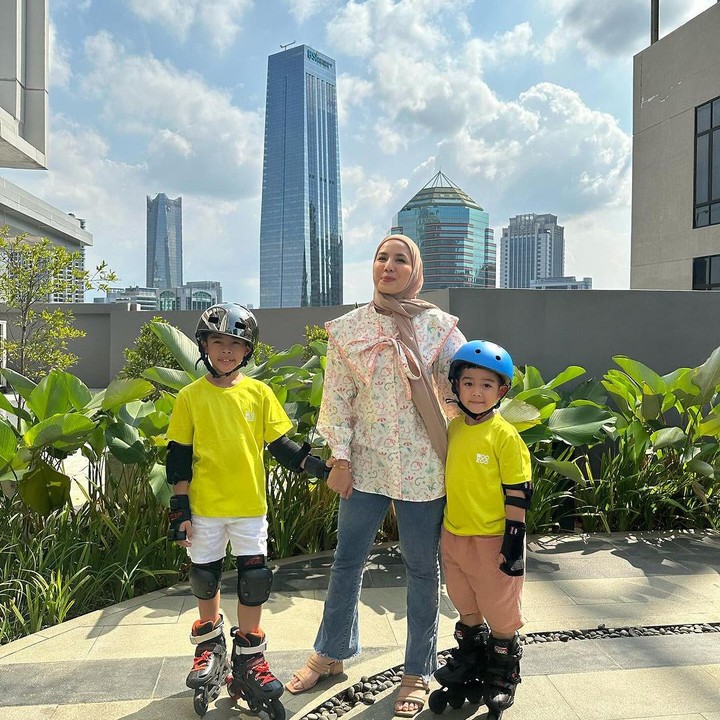 <p>Tya Ariestya juga memutuskan untuk menjalani program bayi tabung sejak hamil anak pertama karena mengalami PCOS. Tya juga mengatakan bahwa sel telurnya susah pecah hingga akhirnya mengalami masalah kesuburan. Melalui teknologi kesuburan ini, Tya hamil anak pertama dan melahirkan pada 4 Agustus 2016. Anak keduanya dari program bayi tabung lahir pada 30 April 2019. (Foto: Instagram @tya_ariestya)</p>