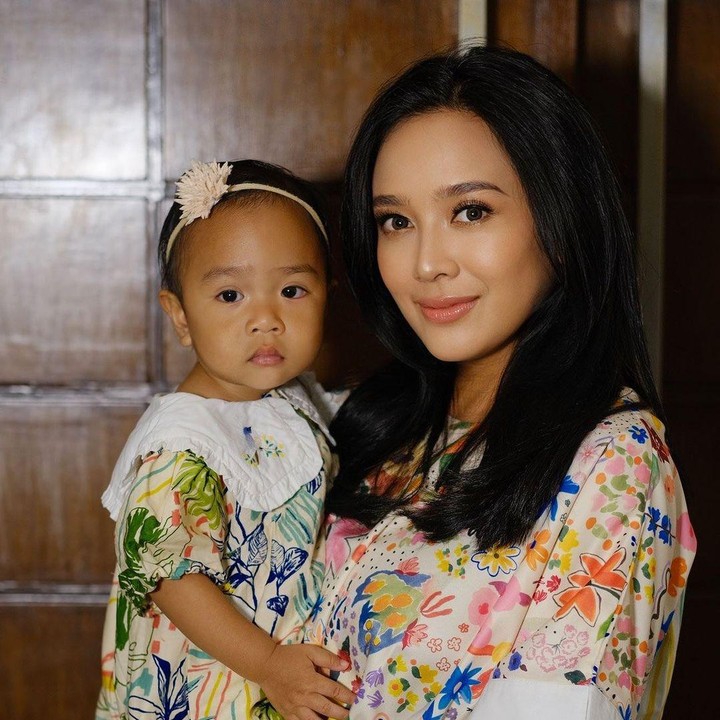 <p>Mantan penyanyi cilik Dea Ananda menjalani kehamilan pertama setelah 12 tahun menikah, melalui program bayi tabung. Kehamilan ini tak mudah bagi Dea karena ia sempat didiagnosis mengalami polycystic ovary syndrome (PCOS), endometriosis, dan hidrosalping. Tak hanya itu, sang suami Ariel juga mesti mengubah pola hidupnya karena hasil analisis sperma yang kurang baik. Dea berhasil hamil dan melahirkan seorang bayi perempuan bernama Sanne El Azhar pada 14 Juni 2022. (Foto: Instagram @dea_ananda)</p>