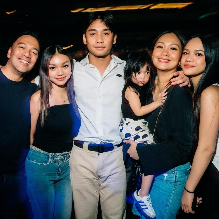 <p>Riafinola Ifani Sari atau dikenal sebagai Nola merupakan seorang pemeran dan penyanyi yang bergabung dari grup Be3. Menikah dengan Baldy Mulya Putra, perempuan berusia 45 tahun ini menjadi bunda dari 4 anak. (Foto: Instagram @riafinola)<br /><br /><br /></p>