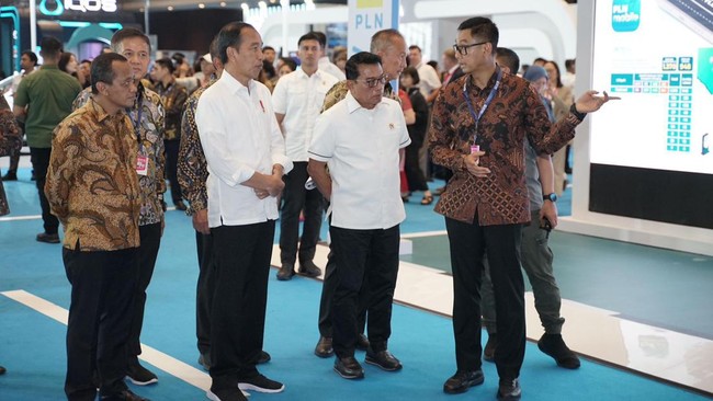 Presiden Republik Indonesia Joko Widodo (Jokowi) mengunjungi Booth PT PLN dalam gelaran Periklindo Electric Vehicle Show (PEVS) 2024, di JIExpo Kemayoran.