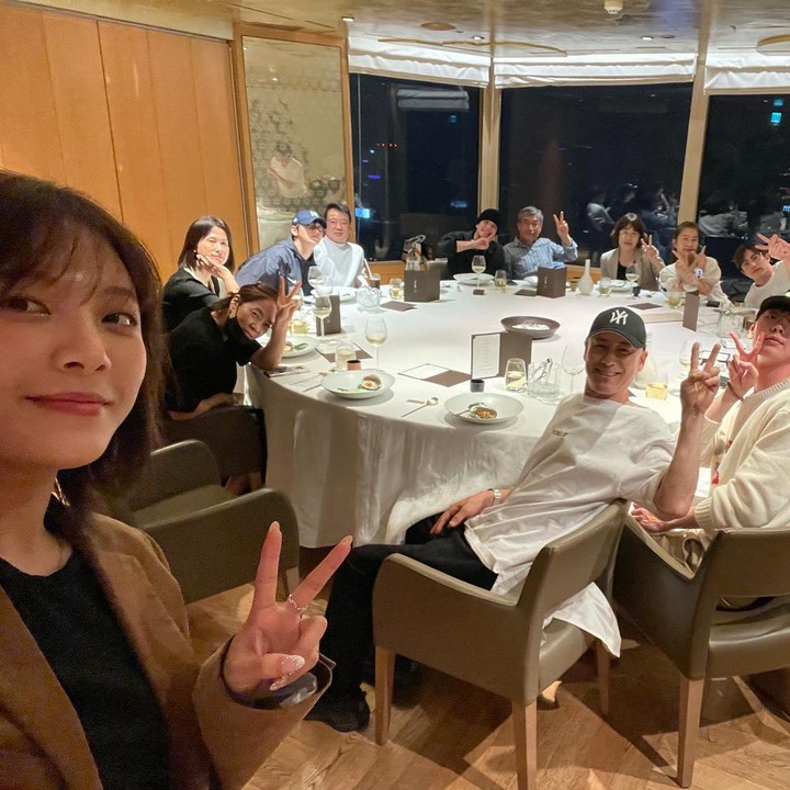 <p>Di perkumpulan itu, Moon Sua tampak sangat bahagia, Bunda. Ia memperlihatkan senyum ketika berpose bersama para orang tua dan teman-teman sang kakak. (Foto: Instagram @ast_jinjin)</p>